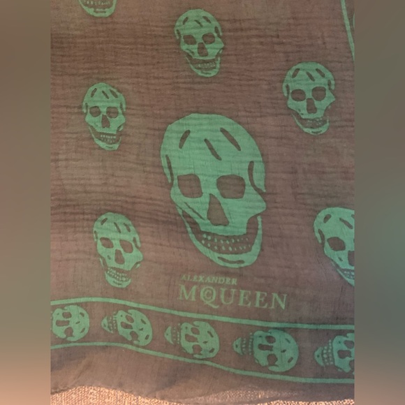 ALEXANDER MCQUEEN Skull Scarf 104cm x 120cm includes original tag - Picture 2 of 8